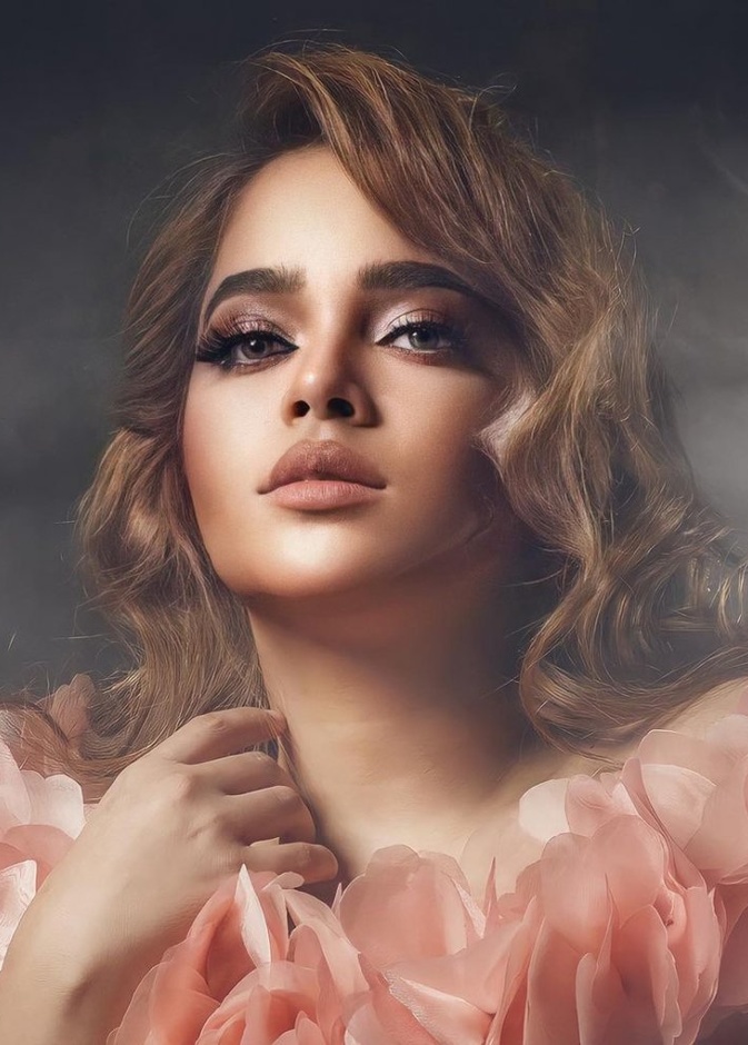 اطلالات جمالية للشابات استوحيها من الفنانة الإماراتية مشاعل الشحي