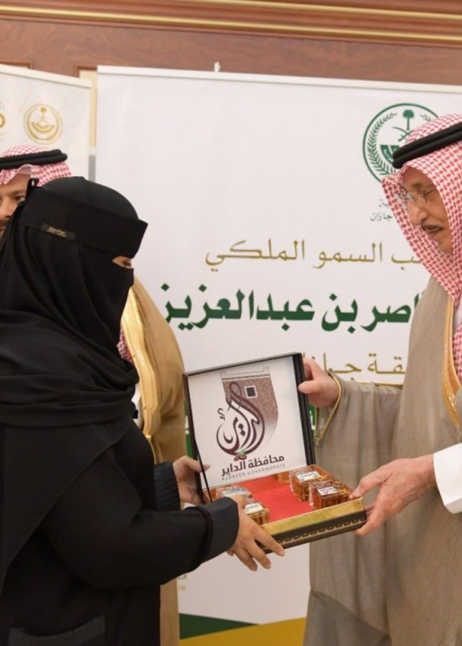 سارة المالكي تقدم باقة من العطور للامير محمد بن ناصر بن عبدالعزيز امير منطقه جازان