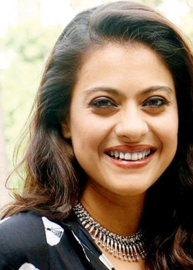 كاجول ترقص فرحا لعودتها إلى الهند