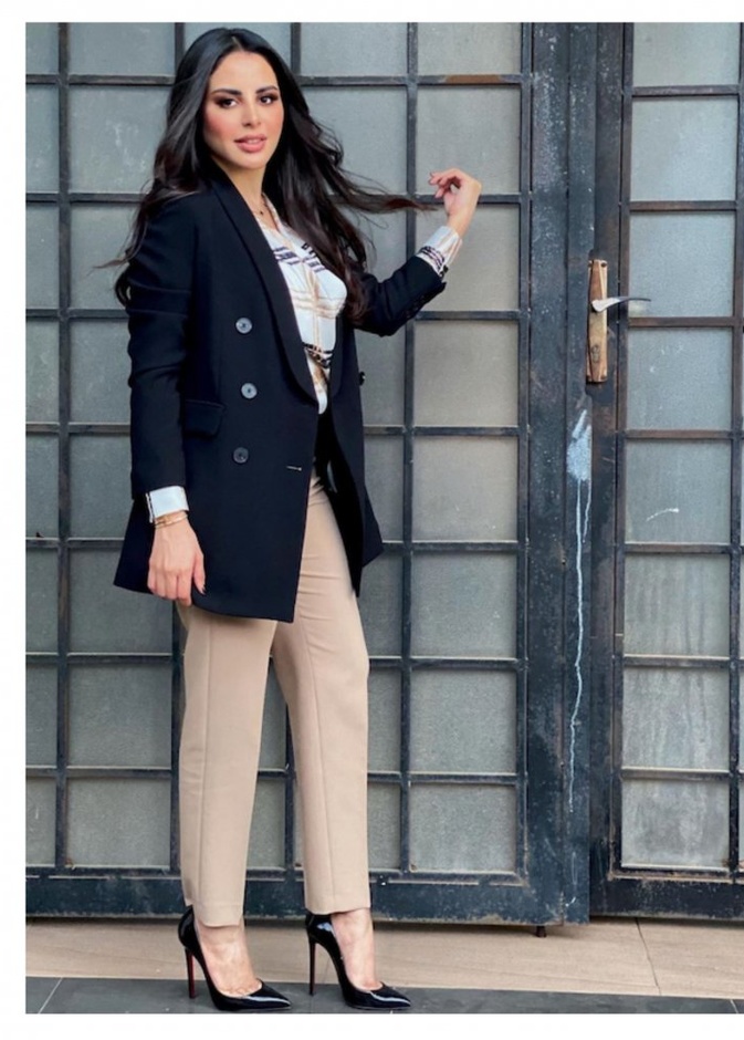 اطلالات ناعمة للدوام مستوحاة من مقدمة البرامج لمياء غالب