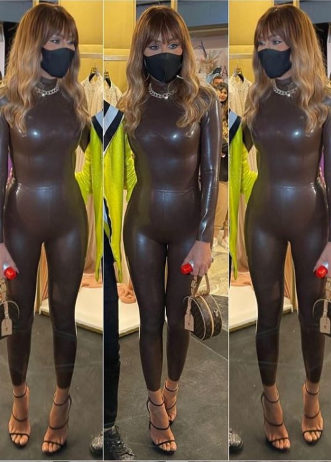 نسّقت مع هذا اللوك سلسالاً ذهبياً حول ياقتها وحملت حقيبة من مجموعة Louis Vuitton