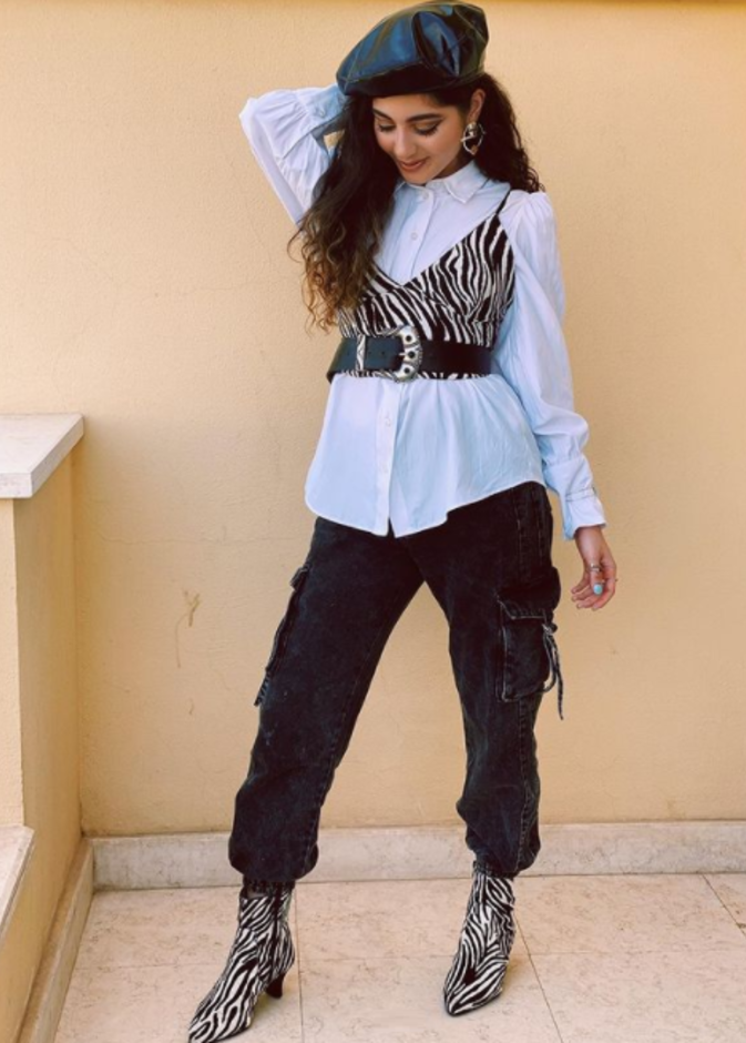 إختارت البنطلون بقصة واسعة نسّقت معه القميص الطويل الأوفر سايز