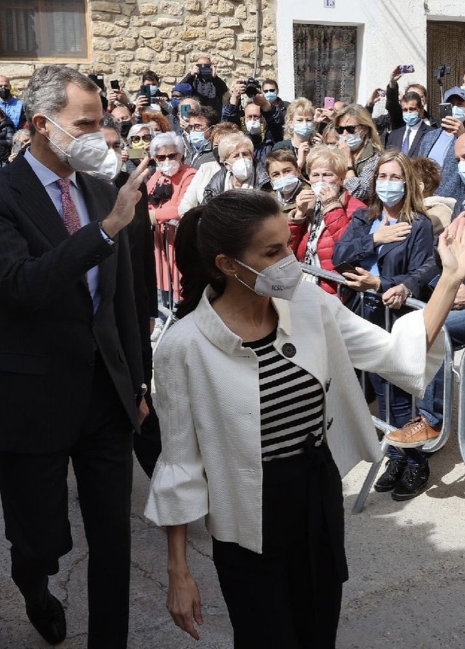 الملكة ليتيزيا والملك فيليب السادس في بلدة فوينديتودوس في اسبانيا