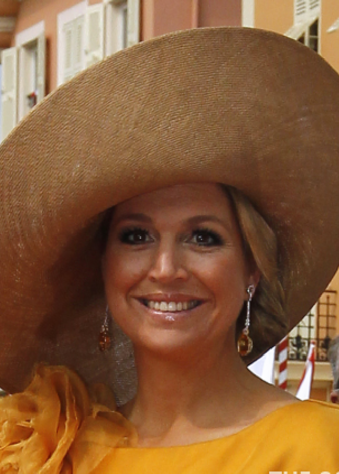  الملكة ماكسيما ترتدي أقراط مرصعة بحجر السترين citrine