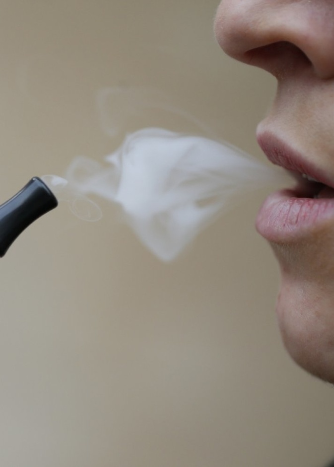 هل مدخن السجائر الالكترونية اكثر عرضة للاصابة بفيروس كورونا الجديد