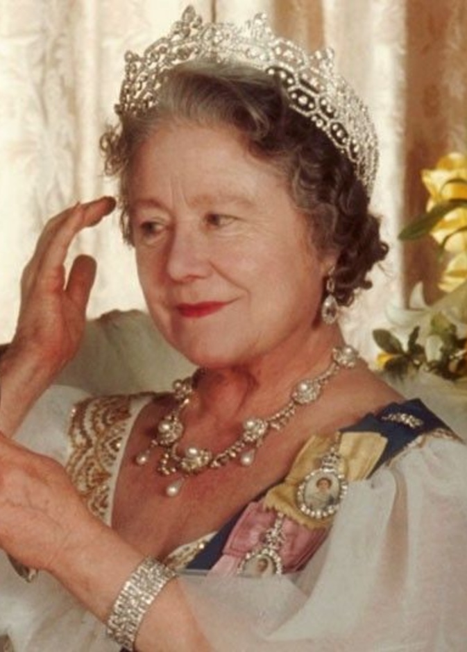 أجمل مجوهرات الملكة إليزابيث الأم في ذكرى وفاتها