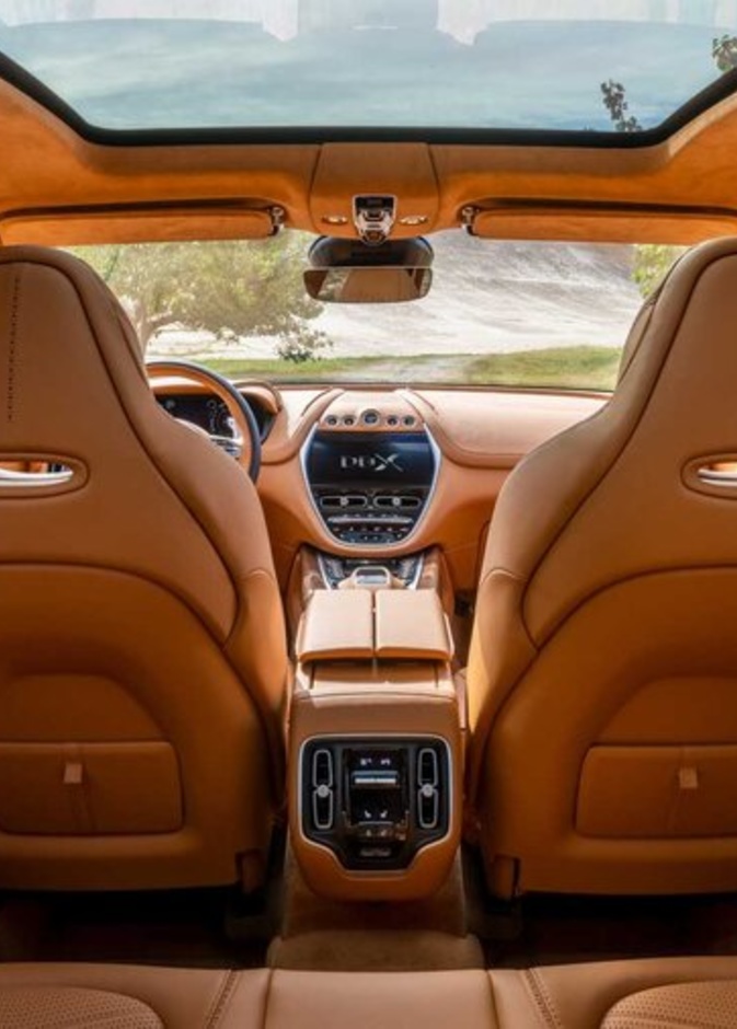  أستون مارتن DBX