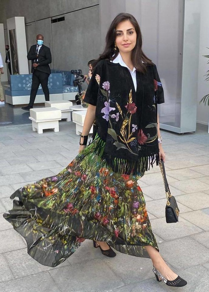 اطلالات فاليري أبو شقرا بالتنورة الواسعة والمزخرفة