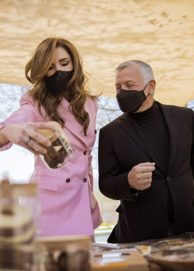 الملك عبدالله الثاني والملكة رانيا في معرض مبادرة الشباب الإنتاجية في الأردن