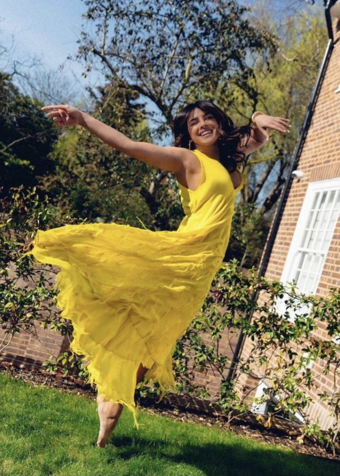 بريانكا شوبرا تستمتع بأجواء موسم الربيع المرحة