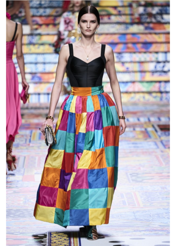 دار Dolce&Gabbana صممت التنورة بنقشة الـpatchwork بألوان الصيف الزاهية