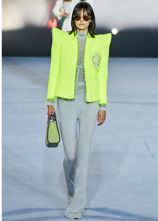 صيحات جواكيت ربيع 2021 باللون الاخضر مع الاكتاف الجتمدة من دار Balmain
