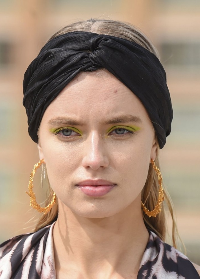 مكياج البشرة الدهنية مع الظلال المات من دار Bronx and Banco