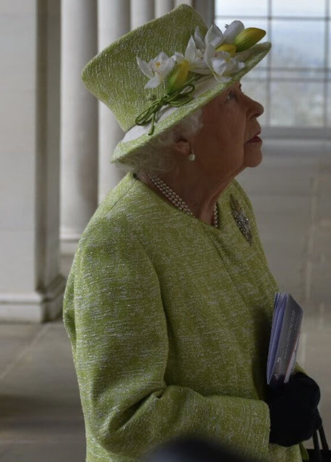 ملكة بريطانيا تزور موقع تذكاري في سري