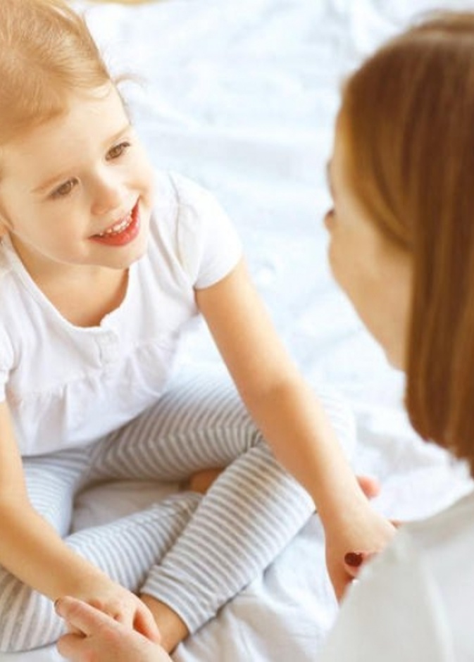 شعار حملة دبي لرعاية النساء والأطفال لوالدية واعية تقبل طفلك