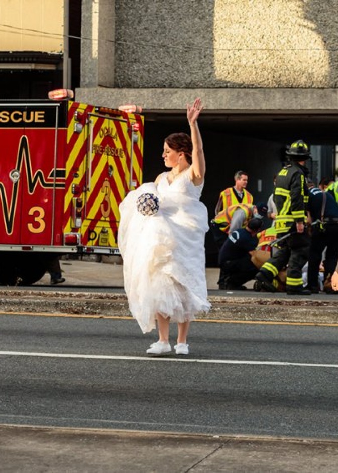 عروسان ينقذان حياة رجل صدمته سيارة أثناء التقاط صور الزفاف