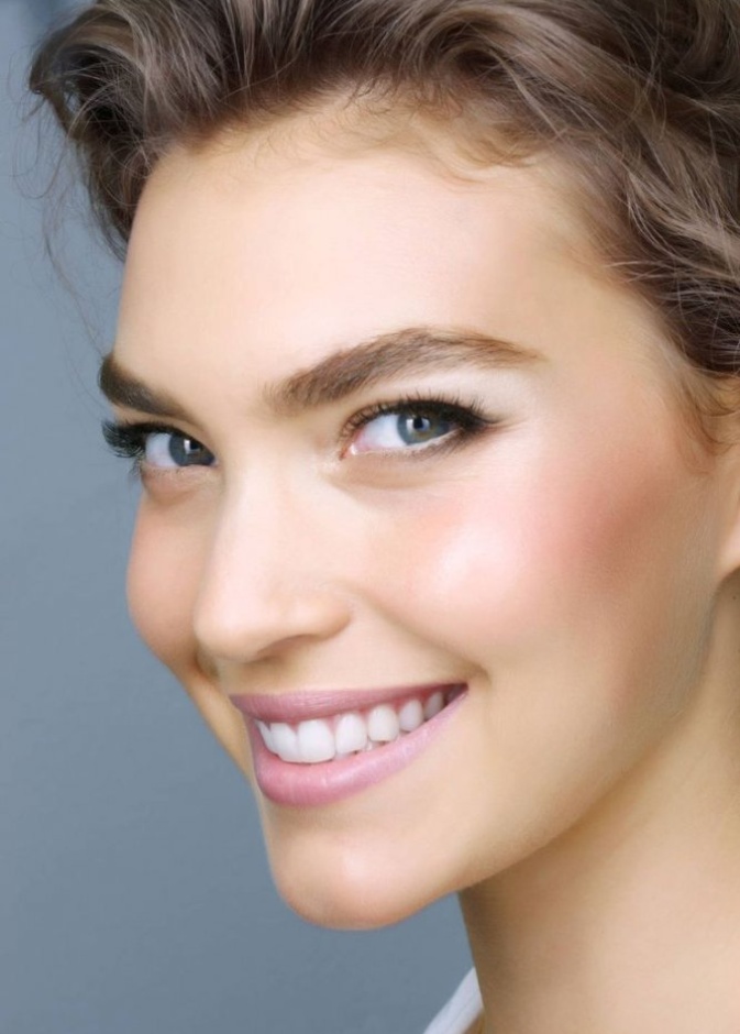 حيل مكياج لاخفاء تجاعيد العينين لاطلالات نهارية ملفتة