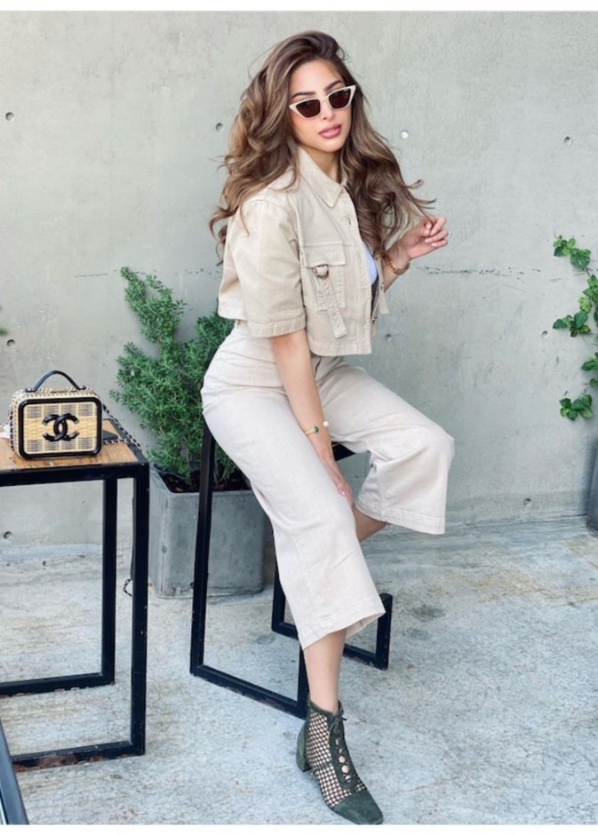 اطلالة شبابية نسقتها فوز الفهد