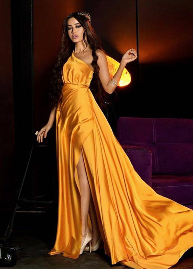 اطلالة رحمة رياض بفستان أصفر حريري من توقيع مصممة الازياء Ehsan Chamoun