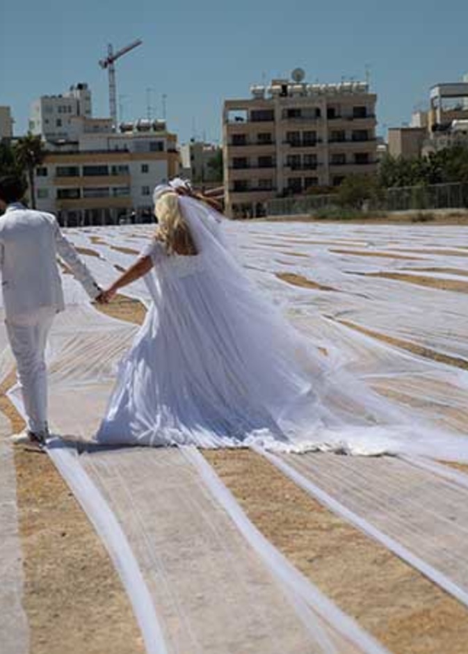 طرحة الزفاف مصنوعة من 7100 متر قماش