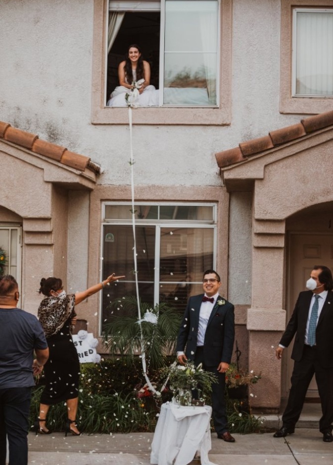 حبل يربط بين العروسين بدل التشابك بالأيدي