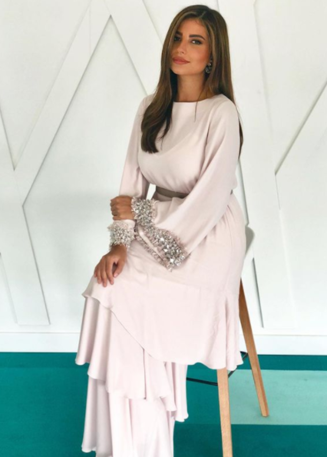 إختارت سارة مراد الجلابية البيضاء من تصميم Amal Al Raisi