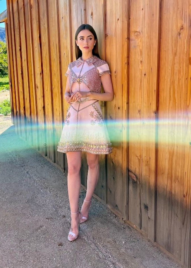 ليلي كولينز خطفت الأنظار بفستان قصير من مجموعة جورج حبيقة