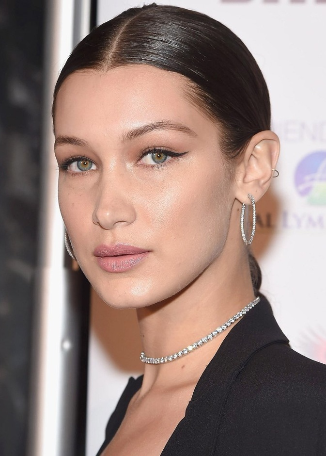 طريقة وضع الايلاينر الرفيع والناعم من وحي Bella Hadid