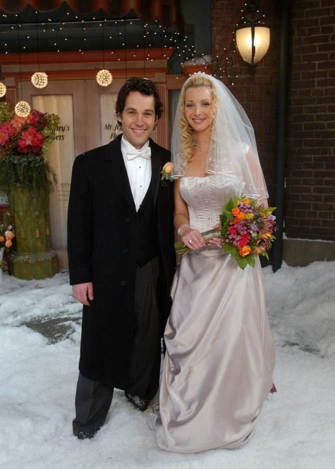  فستان زفاف فيبي Phoebe في مسلسل Friends