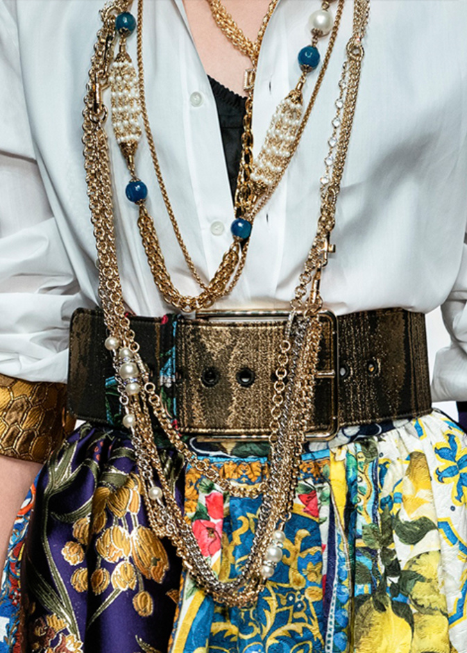 اكسسوارات 2021 مع العقود الذهبية الطويلة من دار Dolce & Gabbana