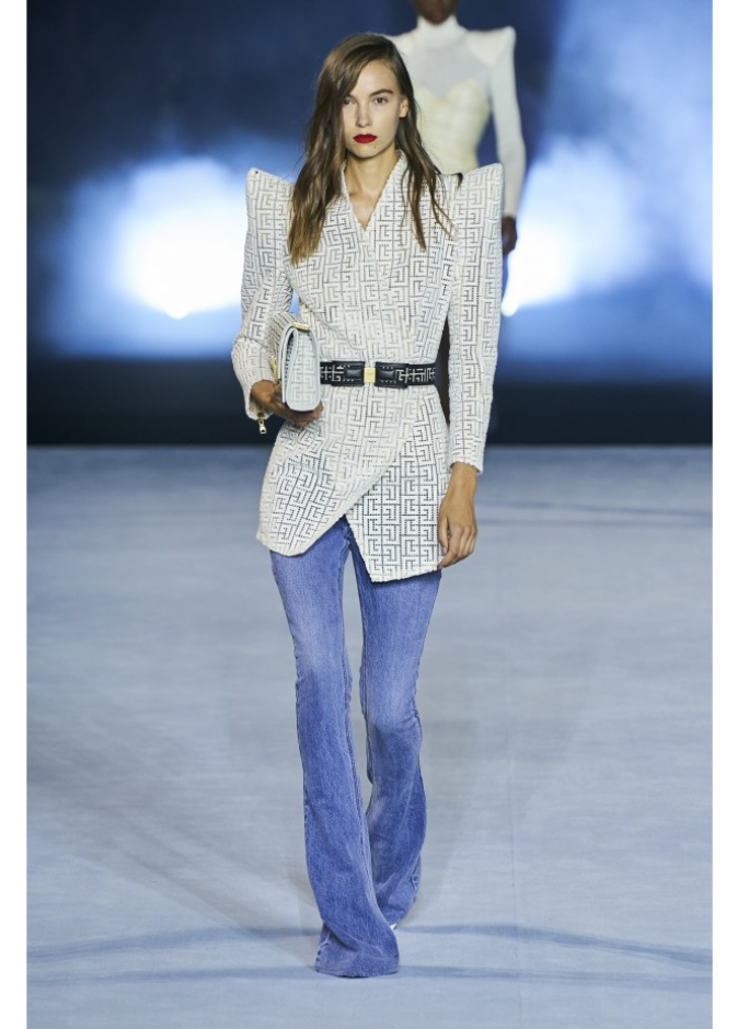 من دار Balmain تألقي بالبنطلون الـ Flare مع البليزر التي تتميّز بقصة الأكتاف العريضة
