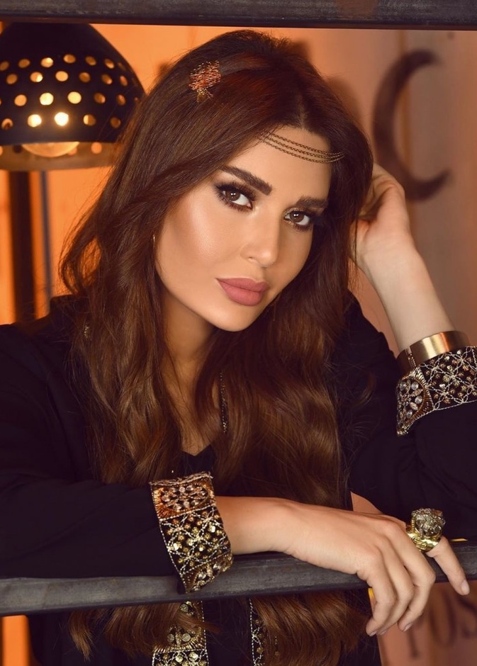  تسريحات شعر ناعمة مع السلاسل البرونزية من وحي سيرين عبد النور