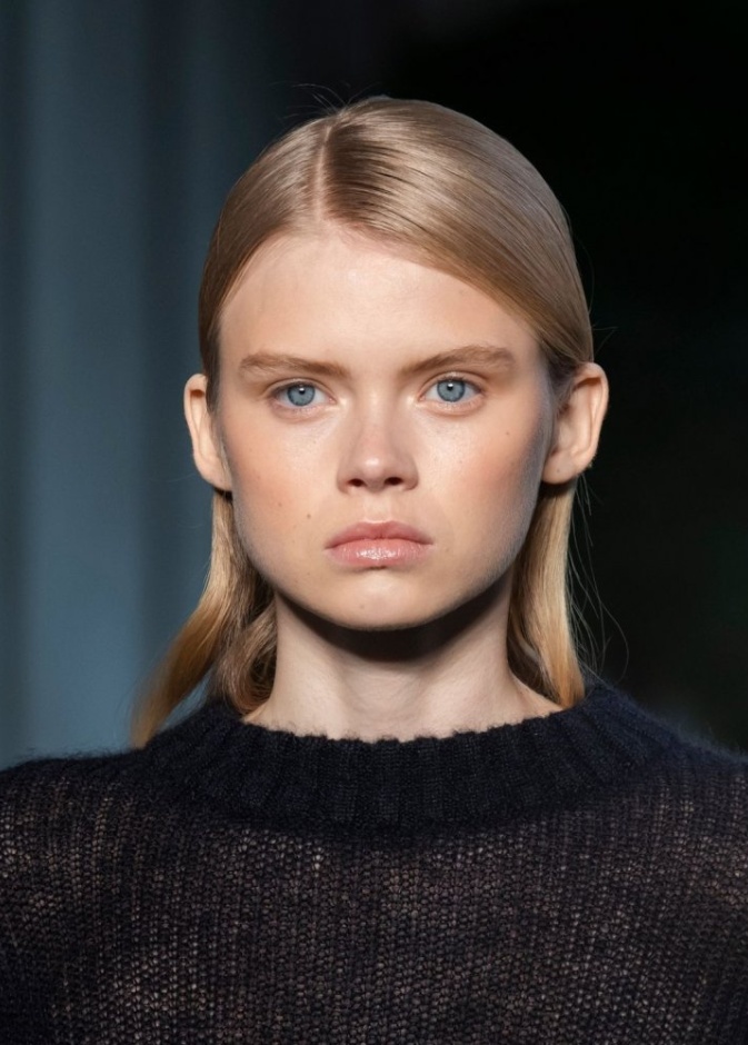 وضع البلاشر المشمشي على تفاحتَي الخدين من دار Boss