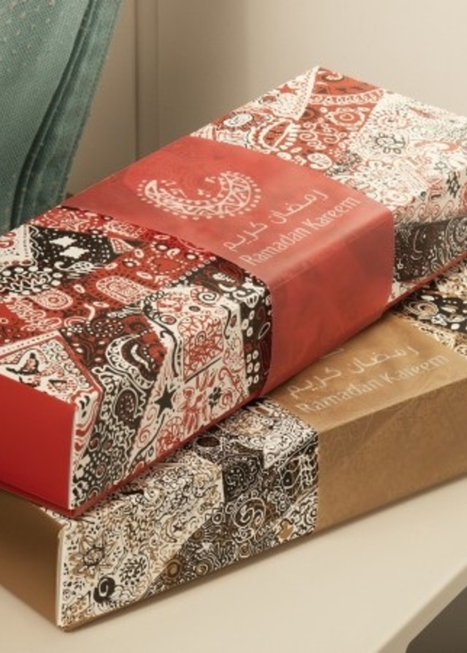 طيران الإمارات تتعاون مع فنانين بدبي في إصدار خاص من العلب الرمضانية