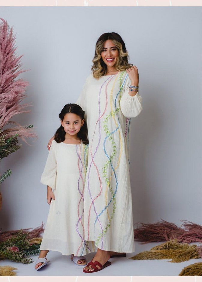 قفطان بناتي أبيض مزين بخطوط مموجة وملونة من علامة نقشة