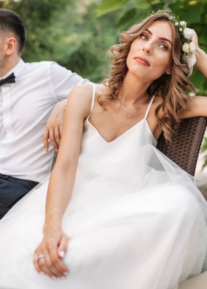 العروس أقامت زفاف مصغر بدون شقيقها وعماتها.