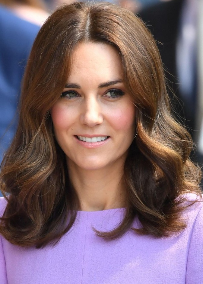 الوان صبغات شعر 2021 بتدرجات بنية مع الخصل العسلية بأسلوب كيت ميدلتون