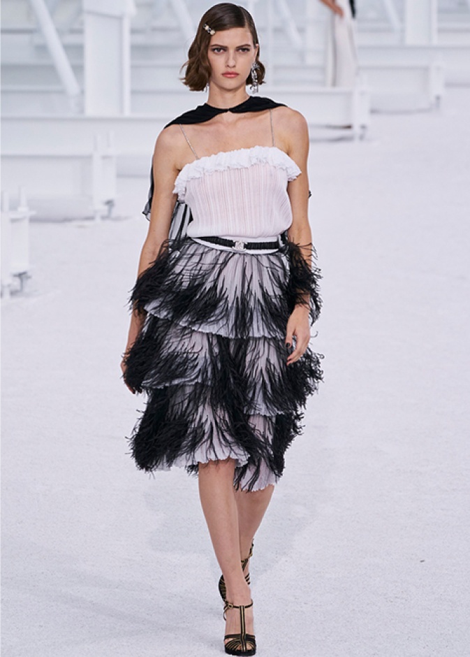 اجمل تصاميم ازياء بموضة الريش لاطلالة خارجة عن المألوف  من Chanel