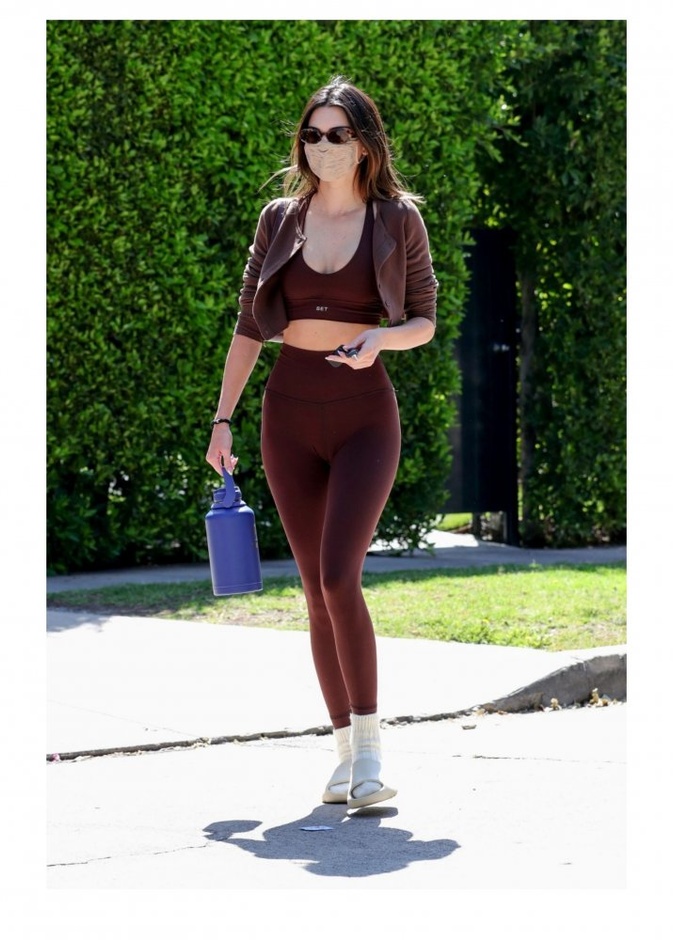 طرق تنسيق اطلالات الليغنغ الرياضي المريحة على طريقة كيندال جينر