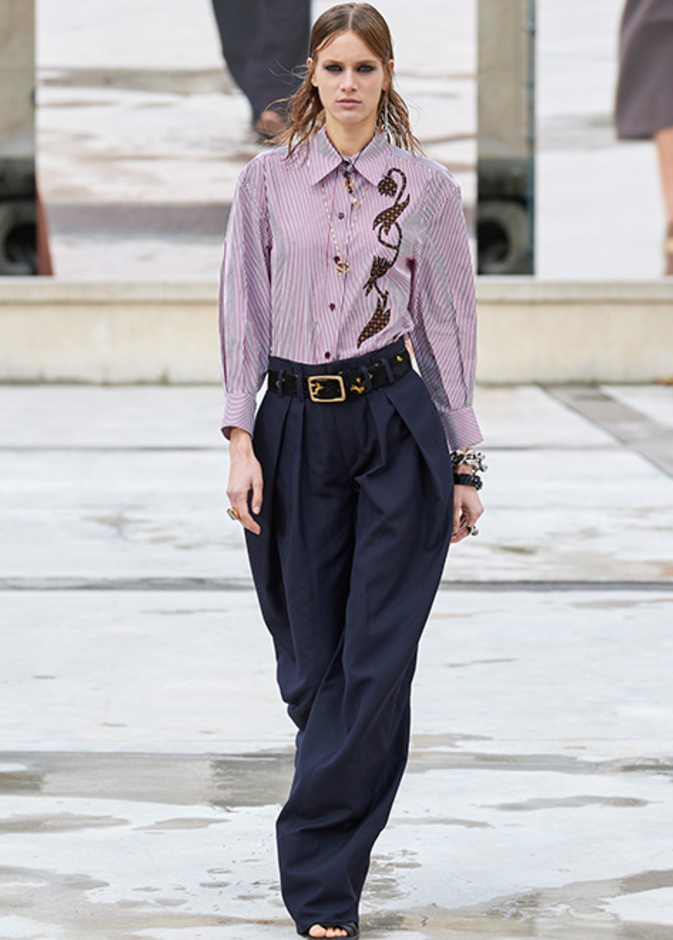 طرق تنسيق البناطيل الواسعة مع القميص المقلمة والحزام من دار Chloe