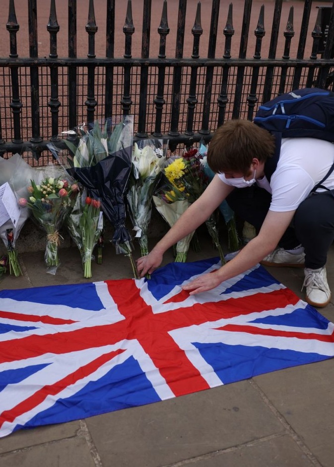 مئات باقات الزهور خارج القصور الملكية