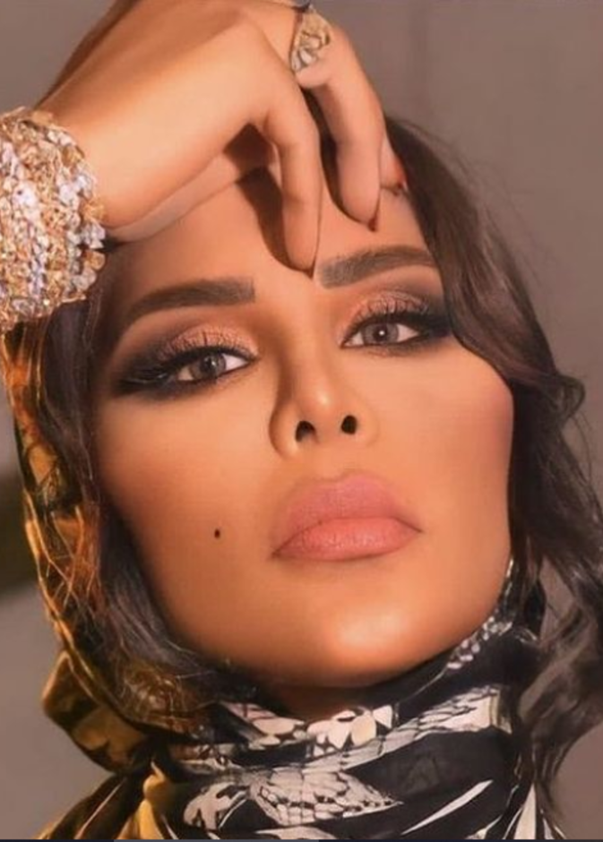 تألقت في أحدث إطلالاتها بالاسكارف المزيّن بالنقشات باللونين الأبيض والأسود