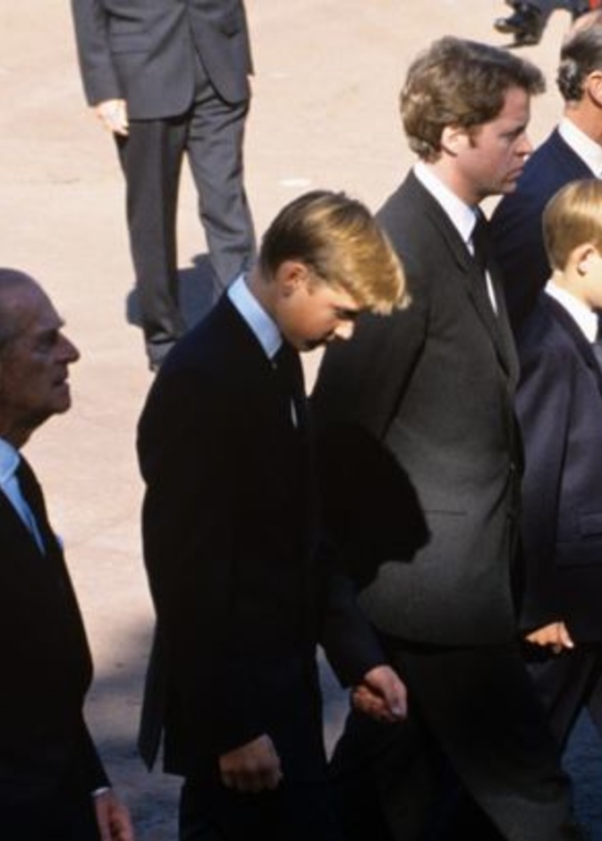 الأمير فيليب كان له دور كبير في مشاركة وليام وهاري في جنازة ديانا