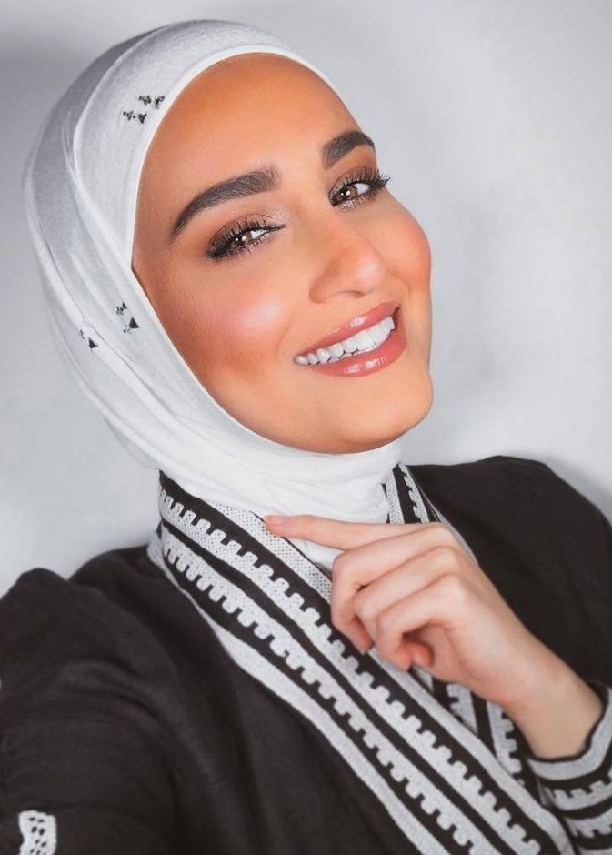 مكياج ناعم يناسب المحجبات مع الظلال المشرقة بأسلوب دلال الدوب