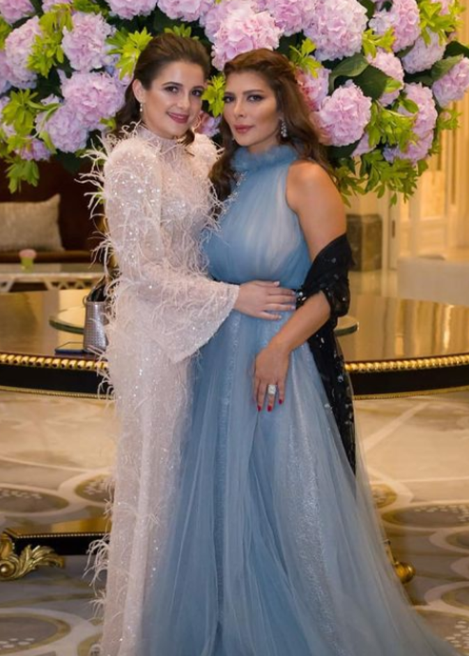 خطفت الأنظار إلى جانب والدتها أصالة بالفستان الأبيض الطويل من مجموعة Adenfashion