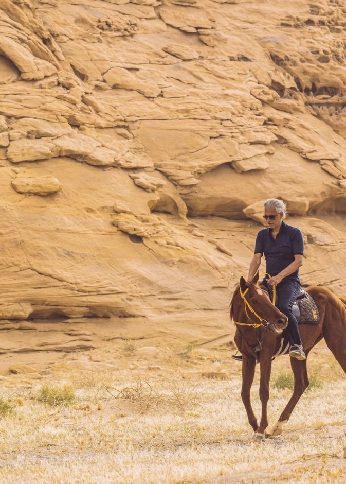 الموسيقار العالمي أندريا بوتشيلي يستمتع بسحر العلا في المملكة العربية السعودية