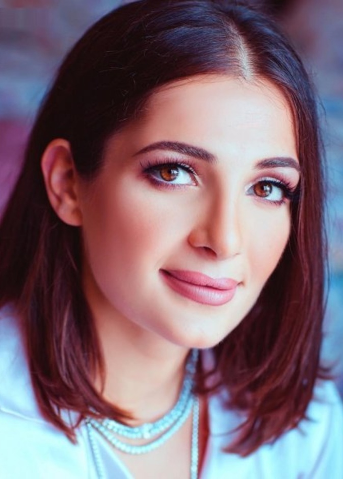 اطلالات شام الذهبي الجمالية بمكياج ناعم في حفلات ارتباطها الثلاثة