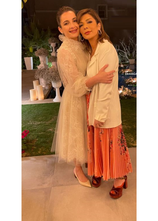 اختارت اصالة التنورة الماكسي باللون البرتقالي ومزيّنة بالنقشات