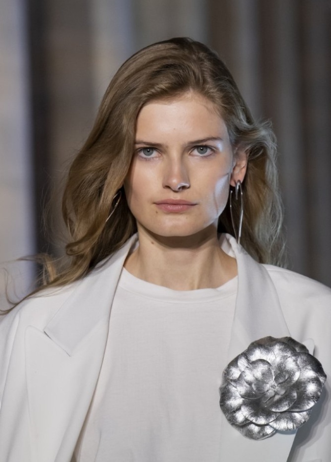 الوان صبغات شعر 2021 بتدرجات بنية داكنة لاطلالات رمضان من دار Isabel Marant