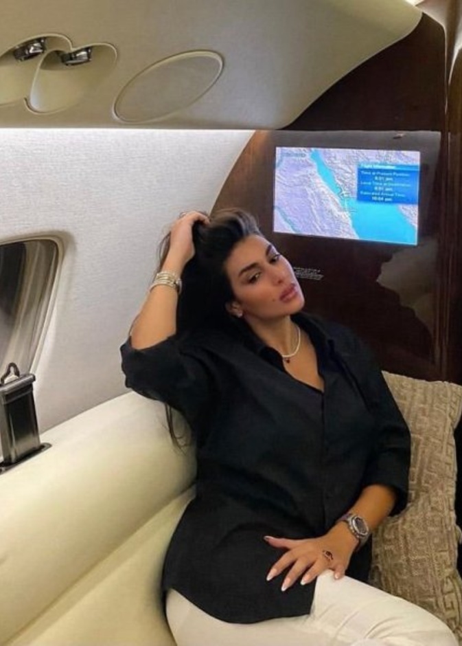 صور اجمل اطلالات ياسمين صبري الكاجوال اثناء تواجدها في الطائرة